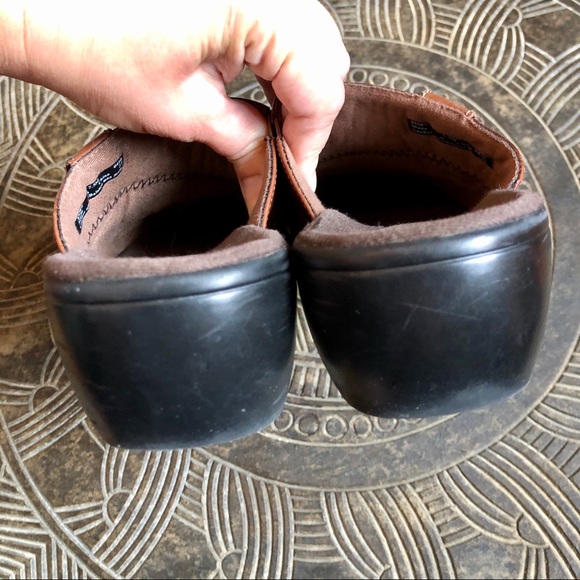 CLARKS Slip On Mule Clogs Brown Leather Pleats Size 7.5M - Picture 10 of 12